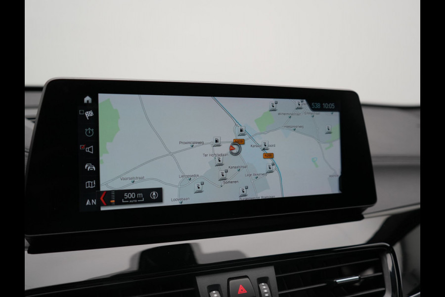 BMW X1 xDrive25e M Sport PHEV 221pk Dealer O.H. | Trekhaak Afn. | Panodak | Head Up | Adaptive Cruise | Camera | Lederen Sportstoelen Memory & Verwarmd | Keyless | Sfeerverlichting | Navigatie | DAB | Plug In Hybrid |
