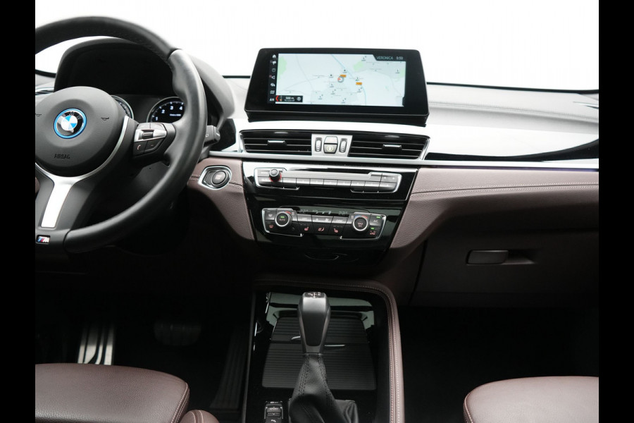 BMW X1 xDrive25e M Sport PHEV 221pk Dealer O.H. | Trekhaak Afn. | Panodak | Head Up | Adaptive Cruise | Camera | Lederen Sportstoelen Memory & Verwarmd | Keyless | Sfeerverlichting | Navigatie | DAB | Plug In Hybrid |