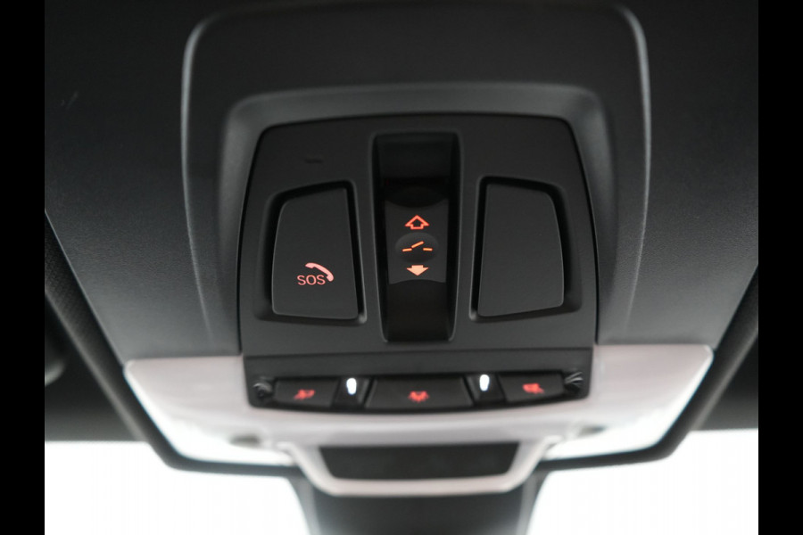 BMW X1 xDrive25e M Sport PHEV 221pk Dealer O.H. | Trekhaak Afn. | Panodak | Head Up | Adaptive Cruise | Camera | Lederen Sportstoelen Memory & Verwarmd | Keyless | Sfeerverlichting | Navigatie | DAB | Plug In Hybrid |