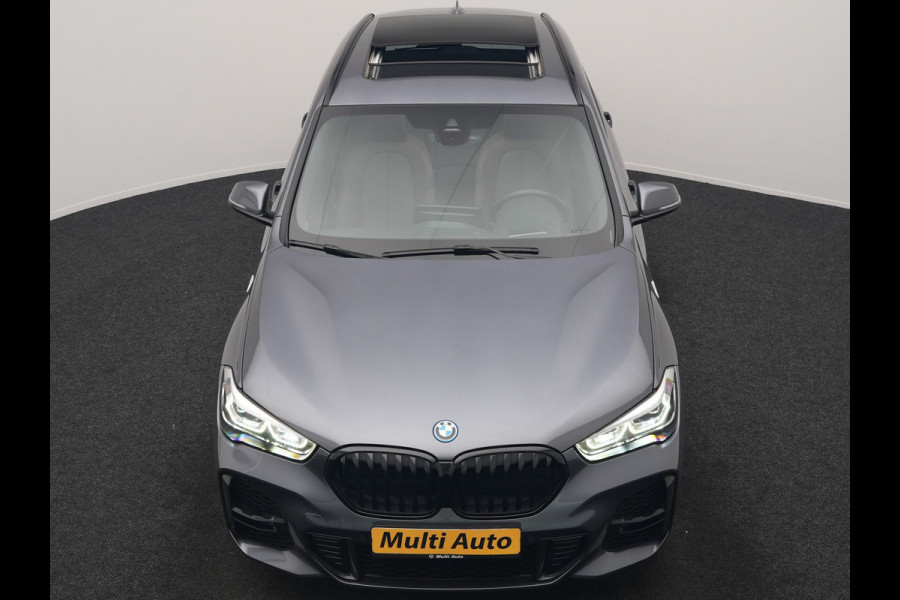 BMW X1 xDrive25e M Sport PHEV 221pk Dealer O.H. | Trekhaak Afn. | Panodak | Head Up | Adaptive Cruise | Camera | Lederen Sportstoelen Memory & Verwarmd | Keyless | Sfeerverlichting | Navigatie | DAB | Plug In Hybrid |