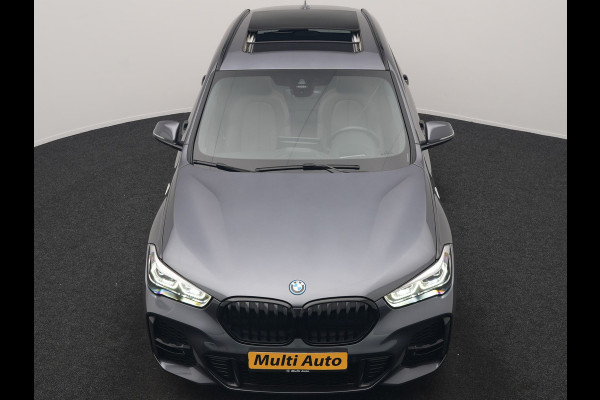 BMW X1 xDrive25e M Sport PHEV 221pk Dealer O.H. | Trekhaak Afn. | Panodak | Head Up | Adaptive Cruise | Camera | Lederen Sportstoelen Memory & Verwarmd | Keyless | Sfeerverlichting | Navigatie | DAB | Plug In Hybrid |
