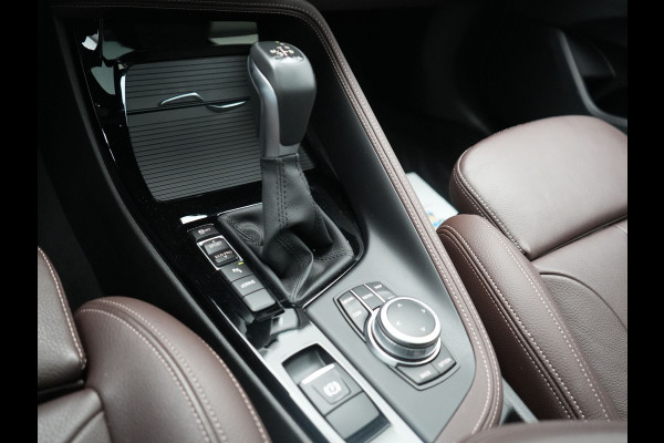 BMW X1 xDrive25e M Sport PHEV 221pk Dealer O.H. | Trekhaak Afn. | Panodak | Head Up | Adaptive Cruise | Camera | Lederen Sportstoelen Memory & Verwarmd | Keyless | Sfeerverlichting | Navigatie | DAB | Plug In Hybrid |