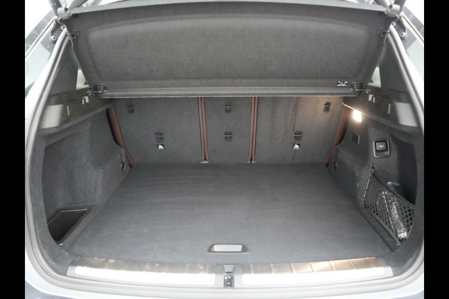 BMW X1 xDrive25e M Sport PHEV 221pk Dealer O.H. | Trekhaak Afn. | Panodak | Head Up | Adaptive Cruise | Camera | Lederen Sportstoelen Memory & Verwarmd | Keyless | Sfeerverlichting | Navigatie | DAB | Plug In Hybrid |