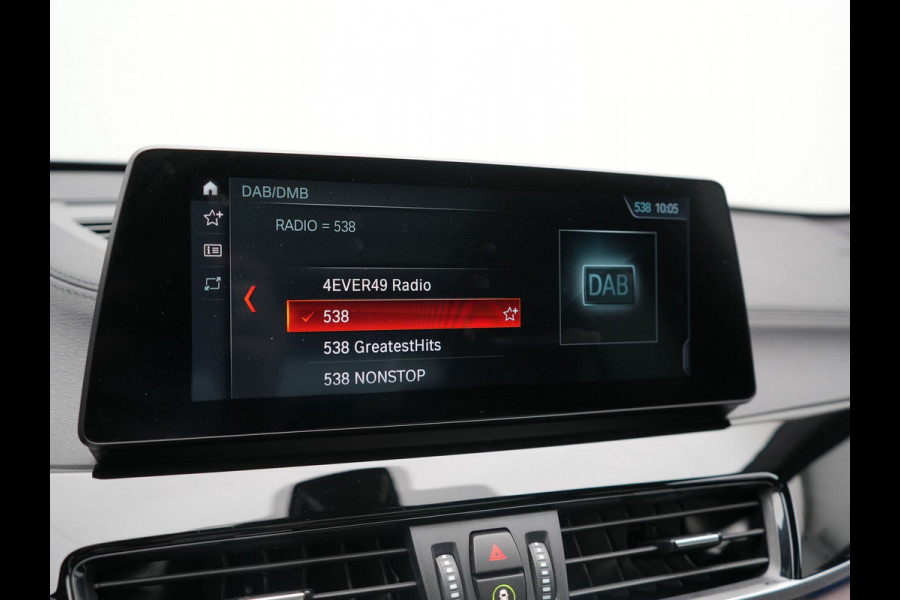 BMW X1 xDrive25e M Sport PHEV 221pk Dealer O.H. | Trekhaak Afn. | Panodak | Head Up | Adaptive Cruise | Camera | Lederen Sportstoelen Memory & Verwarmd | Keyless | Sfeerverlichting | Navigatie | DAB | Plug In Hybrid |