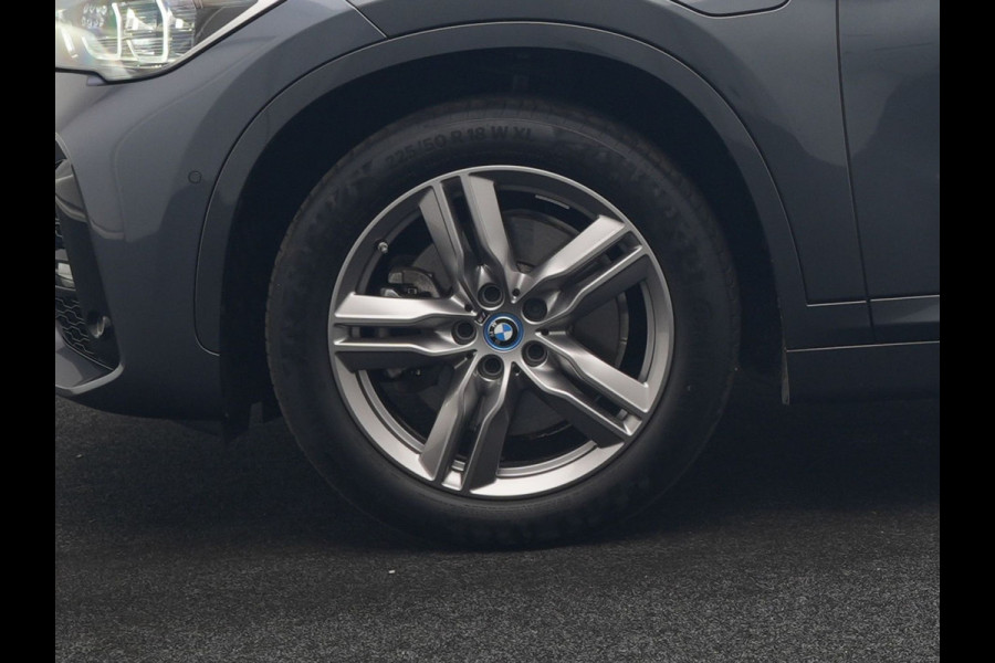 BMW X1 xDrive25e M Sport PHEV 221pk Dealer O.H. | Trekhaak Afn. | Panodak | Head Up | Adaptive Cruise | Camera | Lederen Sportstoelen Memory & Verwarmd | Keyless | Sfeerverlichting | Navigatie | DAB | Plug In Hybrid |