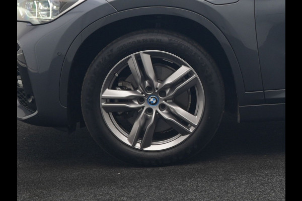 BMW X1 xDrive25e M Sport PHEV 221pk Dealer O.H. | Trekhaak Afn. | Panodak | Head Up | Adaptive Cruise | Camera | Lederen Sportstoelen Memory & Verwarmd | Keyless | Sfeerverlichting | Navigatie | DAB | Plug In Hybrid |
