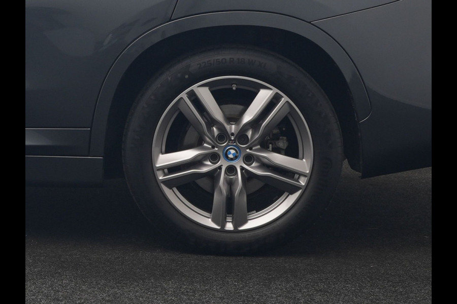 BMW X1 xDrive25e M Sport PHEV 221pk Dealer O.H. | Trekhaak Afn. | Panodak | Head Up | Adaptive Cruise | Camera | Lederen Sportstoelen Memory & Verwarmd | Keyless | Sfeerverlichting | Navigatie | DAB | Plug In Hybrid |
