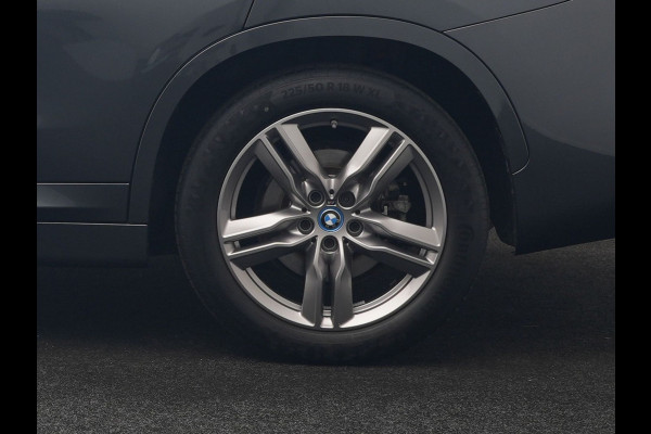 BMW X1 xDrive25e M Sport PHEV 221pk Dealer O.H. | Trekhaak Afn. | Panodak | Head Up | Adaptive Cruise | Camera | Lederen Sportstoelen Memory & Verwarmd | Keyless | Sfeerverlichting | Navigatie | DAB | Plug In Hybrid |
