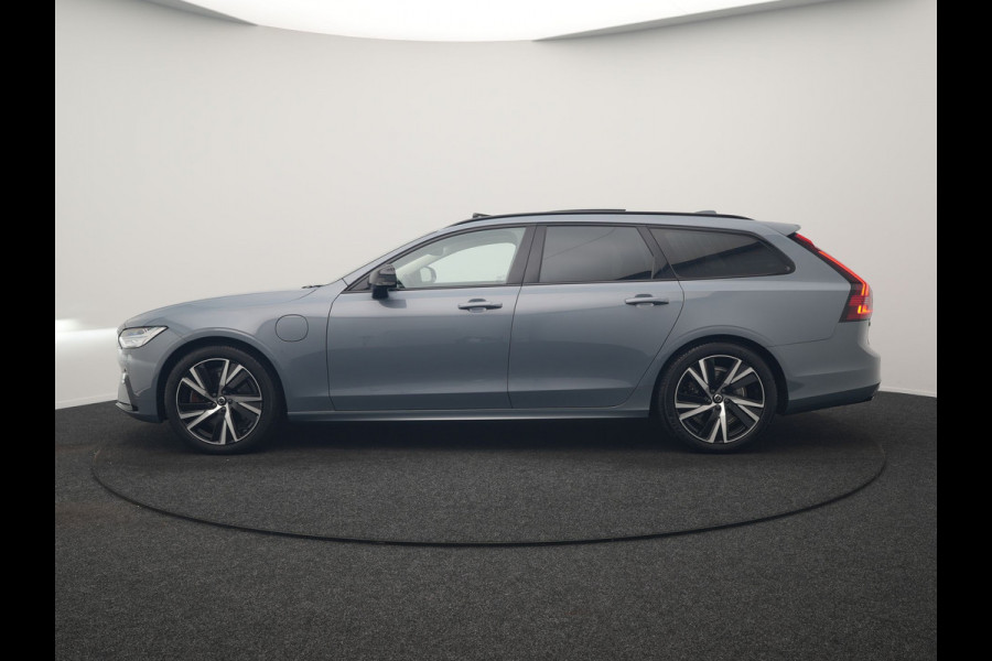 Volvo V90 T6 AWD Plus Dark LONG RANGE PHEV 350pk Dealer O.H. | Trekhaak Af Fabriek | Panodak | Adaptive Cruise | Camera | Harman / Kardon | Lederen Comfortzetels Memory & Ventilatie | Keyless | Blis | Stoelen & Stuur Verwarmd | Apple Carplay | Google | Plug In Hybrid |