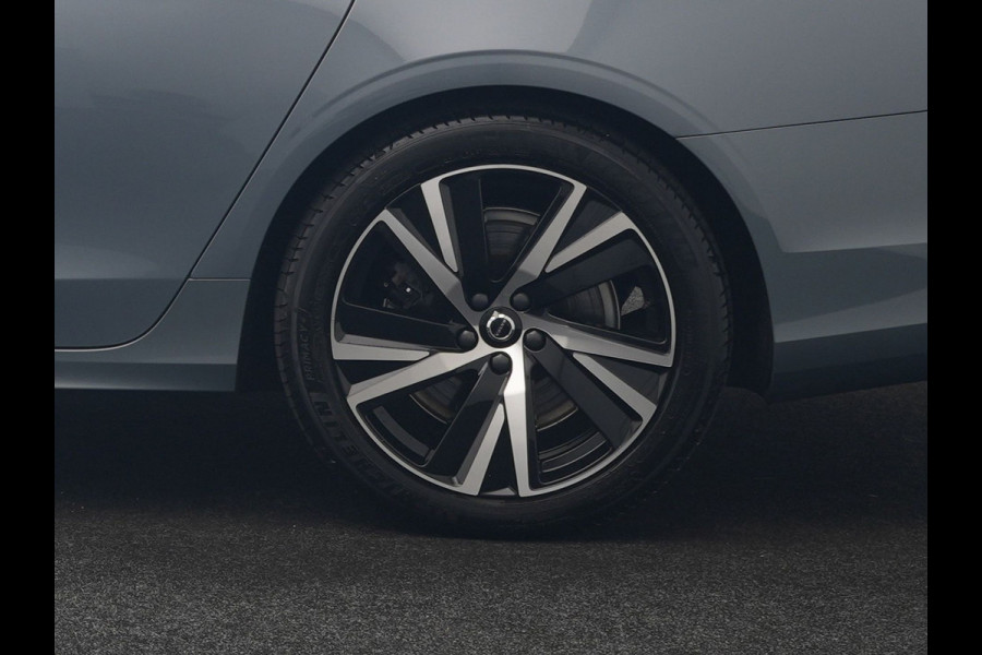 Volvo V90 T6 AWD Plus Dark LONG RANGE PHEV 350pk Dealer O.H. | Trekhaak Af Fabriek | Panodak | Adaptive Cruise | Camera | Harman / Kardon | Lederen Comfortzetels Memory & Ventilatie | Keyless | Blis | Stoelen & Stuur Verwarmd | Apple Carplay | Google | Plug In Hybrid |