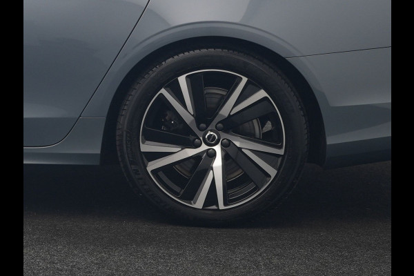 Volvo V90 T6 AWD Plus Dark LONG RANGE PHEV 350pk Dealer O.H. | Trekhaak Af Fabriek | Panodak | Adaptive Cruise | Camera | Harman / Kardon | Lederen Comfortzetels Memory & Ventilatie | Keyless | Blis | Stoelen & Stuur Verwarmd | Apple Carplay | Google | Plug In Hybrid |