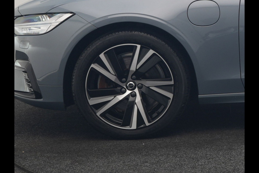 Volvo V90 T6 AWD Plus Dark LONG RANGE PHEV 350pk Dealer O.H. | Trekhaak Af Fabriek | Panodak | Adaptive Cruise | Camera | Harman / Kardon | Lederen Comfortzetels Memory & Ventilatie | Keyless | Blis | Stoelen & Stuur Verwarmd | Apple Carplay | Google | Plug In Hybrid |