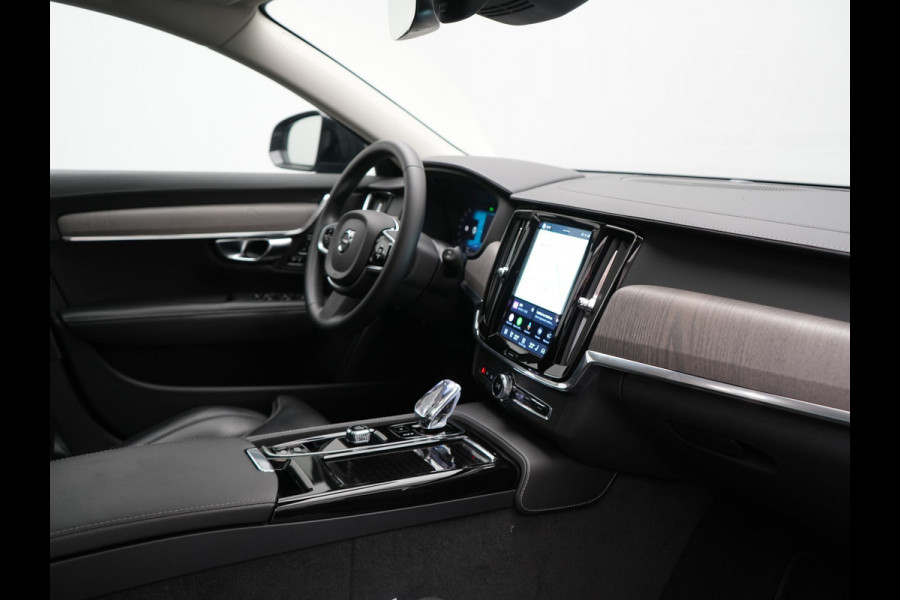 Volvo V90 T6 AWD Plus Dark LONG RANGE PHEV 350pk Dealer O.H. | Trekhaak Af Fabriek | Panodak | Adaptive Cruise | Camera | Harman / Kardon | Lederen Comfortzetels Memory & Ventilatie | Keyless | Blis | Stoelen & Stuur Verwarmd | Apple Carplay | Google | Plug In Hybrid |