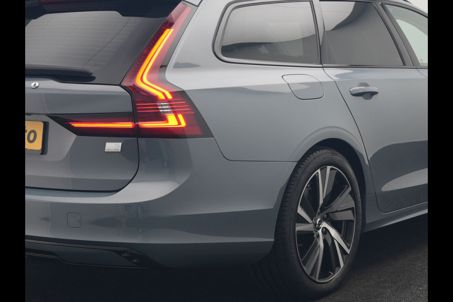Volvo V90 T6 AWD Plus Dark LONG RANGE PHEV 350pk Dealer O.H. | Trekhaak Af Fabriek | Panodak | Adaptive Cruise | Camera | Harman / Kardon | Lederen Comfortzetels Memory & Ventilatie | Keyless | Blis | Stoelen & Stuur Verwarmd | Apple Carplay | Google | Plug In Hybrid |