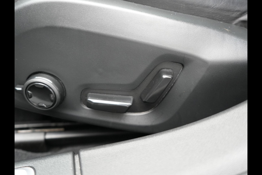 Volvo V90 T6 AWD Plus Dark LONG RANGE PHEV 350pk Dealer O.H. | Trekhaak Af Fabriek | Panodak | Adaptive Cruise | Camera | Harman / Kardon | Lederen Comfortzetels Memory & Ventilatie | Keyless | Blis | Stoelen & Stuur Verwarmd | Apple Carplay | Google | Plug In Hybrid |