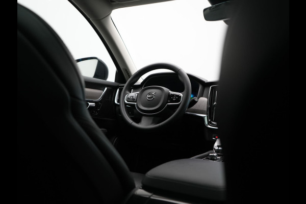 Volvo V90 T6 AWD Plus Dark LONG RANGE PHEV 350pk Dealer O.H. | Trekhaak Af Fabriek | Panodak | Adaptive Cruise | Camera | Harman / Kardon | Lederen Comfortzetels Memory & Ventilatie | Keyless | Blis | Stoelen & Stuur Verwarmd | Apple Carplay | Google | Plug In Hybrid |