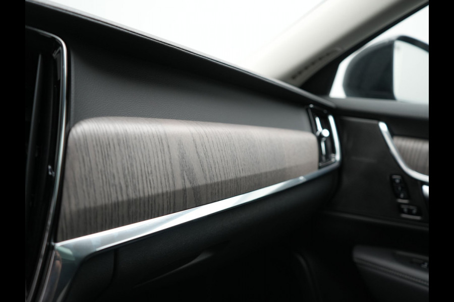 Volvo V90 T6 AWD Plus Dark LONG RANGE PHEV 350pk Dealer O.H. | Trekhaak Af Fabriek | Panodak | Adaptive Cruise | Camera | Harman / Kardon | Lederen Comfortzetels Memory & Ventilatie | Keyless | Blis | Stoelen & Stuur Verwarmd | Apple Carplay | Google | Plug In Hybrid |