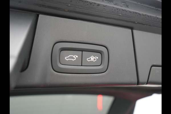 Volvo V90 T6 AWD Plus Dark LONG RANGE PHEV 350pk Dealer O.H. | Trekhaak Af Fabriek | Panodak | Adaptive Cruise | Camera | Harman / Kardon | Lederen Comfortzetels Memory & Ventilatie | Keyless | Blis | Stoelen & Stuur Verwarmd | Apple Carplay | Google | Plug In Hybrid |