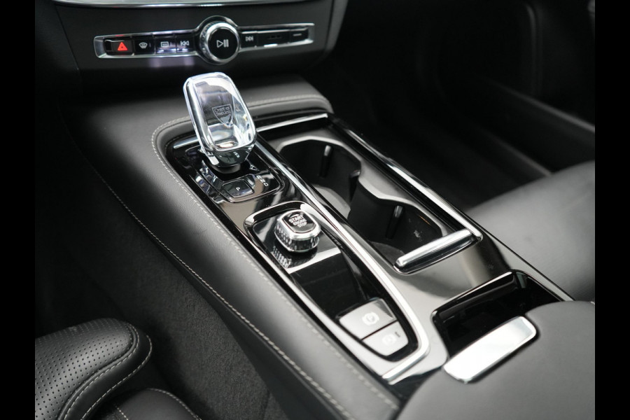Volvo V90 T6 AWD Plus Dark LONG RANGE PHEV 350pk Dealer O.H. | Trekhaak Af Fabriek | Panodak | Adaptive Cruise | Camera | Harman / Kardon | Lederen Comfortzetels Memory & Ventilatie | Keyless | Blis | Stoelen & Stuur Verwarmd | Apple Carplay | Google | Plug In Hybrid |