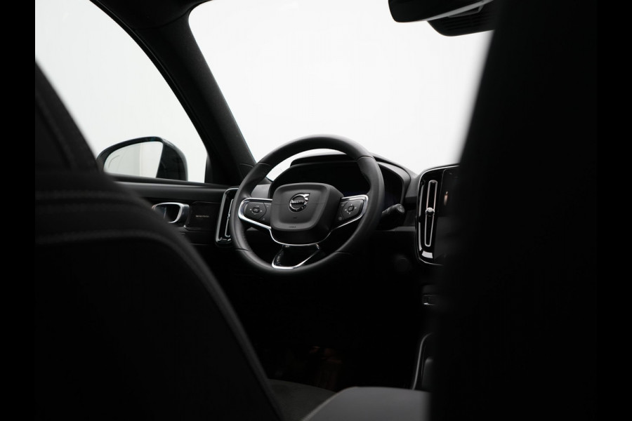 Volvo XC40 Recharge Ultimate 69 kWh 231pk Dealer O.H. | Trekhaak Af Fabriek | Panodak | Warmtepomp | Adaptive Cruise | 360 Camera | Harman / Kardon | Sportstoelen Memory & Verwarmd | Keyless | Blis | Apple Carplay | Google | Stuur Verwarmd |