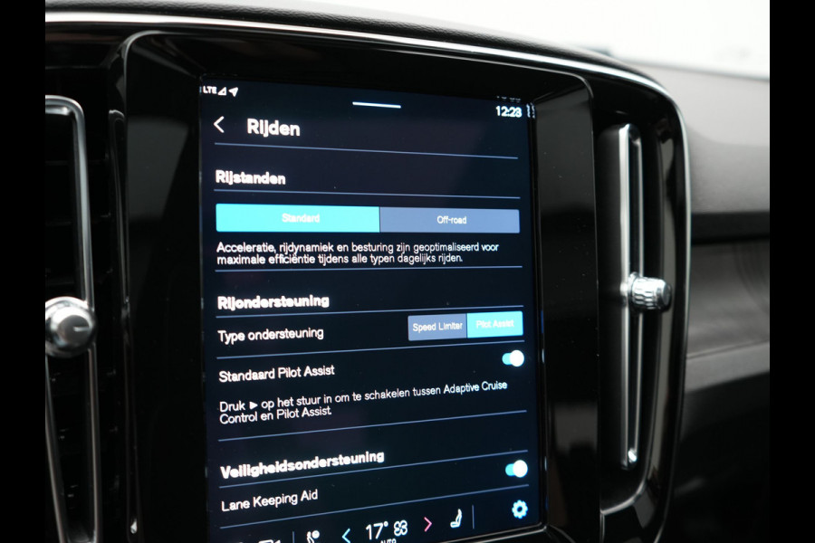 Volvo XC40 Recharge Ultimate 69 kWh 231pk Dealer O.H. | Trekhaak Af Fabriek | Panodak | Warmtepomp | Adaptive Cruise | 360 Camera | Harman / Kardon | Sportstoelen Memory & Verwarmd | Keyless | Blis | Apple Carplay | Google | Stuur Verwarmd |