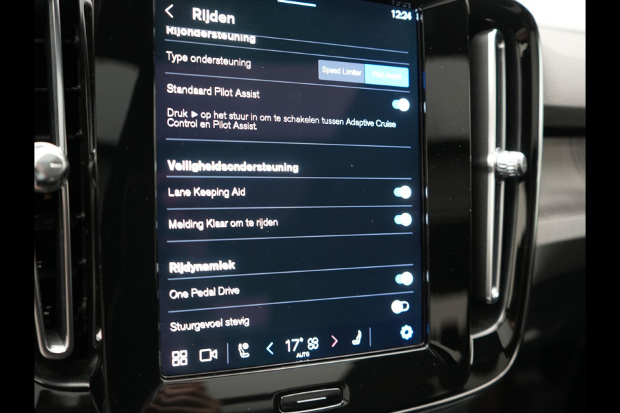 Volvo XC40 Recharge Ultimate 69 kWh 231pk Dealer O.H. | Trekhaak Af Fabriek | Panodak | Warmtepomp | Adaptive Cruise | 360 Camera | Harman / Kardon | Sportstoelen Memory & Verwarmd | Keyless | Blis | Apple Carplay | Google | Stuur Verwarmd |