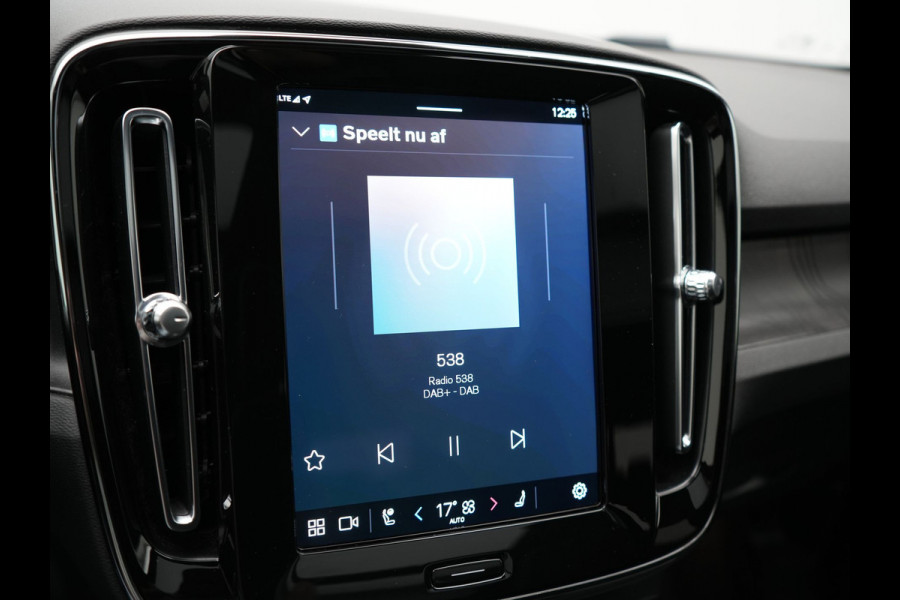 Volvo XC40 Recharge Ultimate 69 kWh 231pk Dealer O.H. | Trekhaak Af Fabriek | Panodak | Warmtepomp | Adaptive Cruise | 360 Camera | Harman / Kardon | Sportstoelen Memory & Verwarmd | Keyless | Blis | Apple Carplay | Google | Stuur Verwarmd |