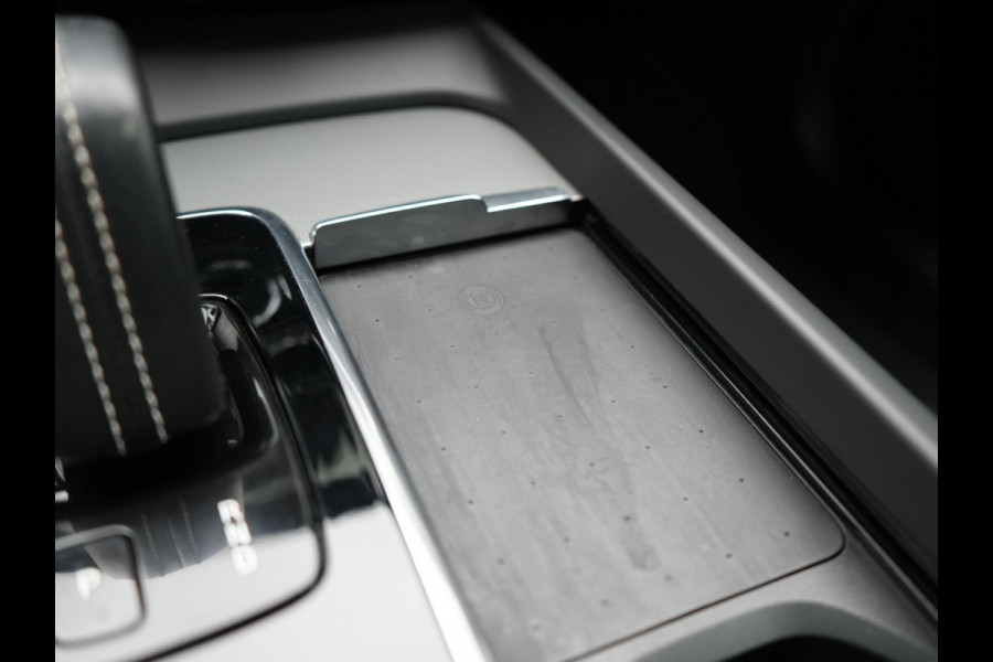 Volvo XC60 T6 AWD R-Design LONG RANGE PHEV 350pk Dealer O.H. | Trekhaak Af Fabriek | Panodak | Adaptive Cruise | Camera | Harman / Kardon | Lederen Sportstoelen Memory & Verwarmd | Keyless | Stuur Verwarmd | Apple Carplay | Google Assistent | DAB | Plug In Hybrid |