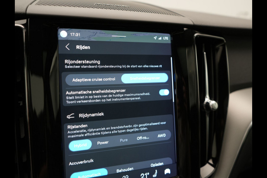 Volvo XC60 T6 AWD R-Design LONG RANGE PHEV 350pk Dealer O.H. | Trekhaak Af Fabriek | Panodak | Adaptive Cruise | Camera | Harman / Kardon | Lederen Sportstoelen Memory & Verwarmd | Keyless | Stuur Verwarmd | Apple Carplay | Google Assistent | DAB | Plug In Hybrid |