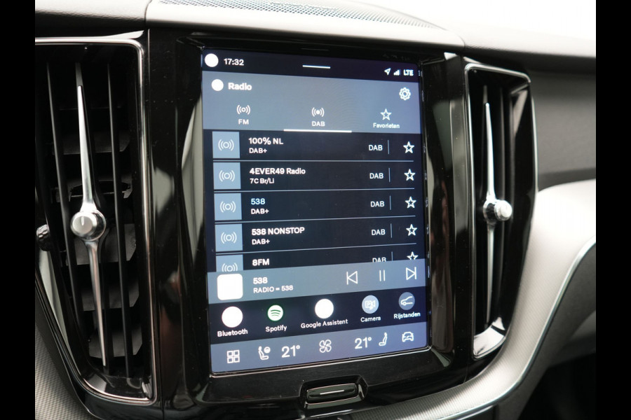 Volvo XC60 T6 AWD R-Design LONG RANGE PHEV 350pk Dealer O.H. | Trekhaak Af Fabriek | Panodak | Adaptive Cruise | Camera | Harman / Kardon | Lederen Sportstoelen Memory & Verwarmd | Keyless | Stuur Verwarmd | Apple Carplay | Google Assistent | DAB | Plug In Hybrid |