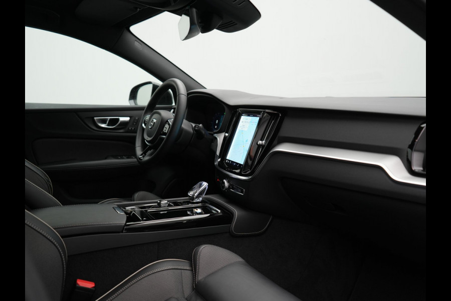 Volvo V60 T6 AWD Plus Dark LONG RANGE PHEV 350pk Dealer O.H. | Trekhaak Af Fabriek | Camera | Sportstoelen Memory & Verwarmd | Stuur Verwarmd | Apple Carplay | Keyless | DAB | Cruise Control | Plug In Hybrid |