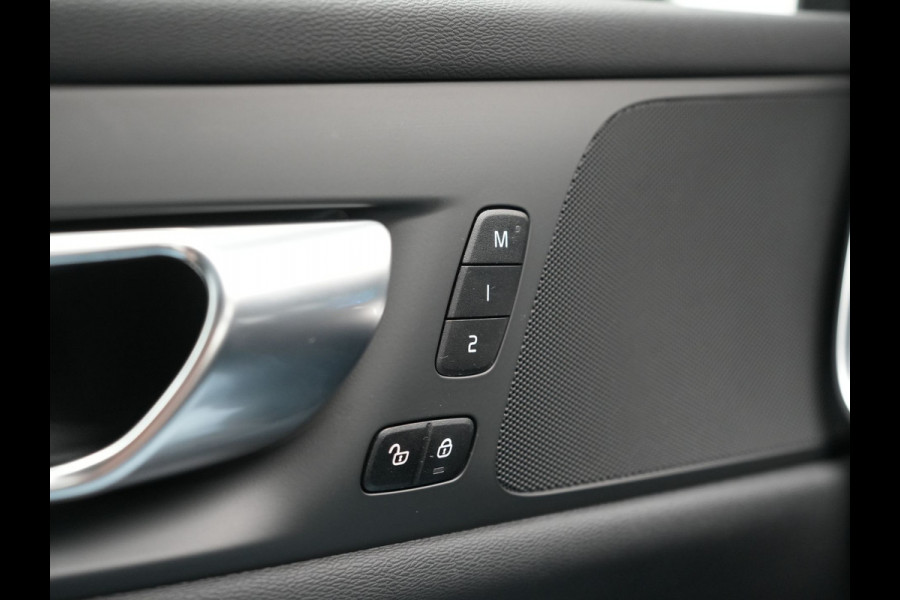Volvo V60 T6 AWD Plus Dark LONG RANGE PHEV 350pk Dealer O.H. | Trekhaak Af Fabriek | Camera | Sportstoelen Memory & Verwarmd | Stuur Verwarmd | Apple Carplay | Keyless | DAB | Cruise Control | Plug In Hybrid |