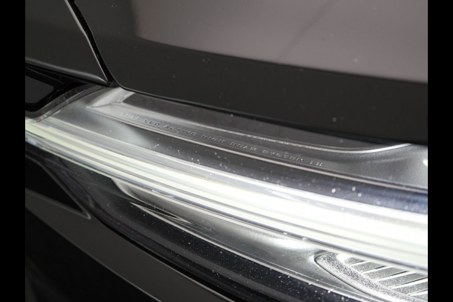 Volvo V60 T6 AWD Plus Dark LONG RANGE PHEV 350pk Dealer O.H. | Trekhaak Af Fabriek | Camera | Sportstoelen Memory & Verwarmd | Stuur Verwarmd | Apple Carplay | Keyless | DAB | Cruise Control | Plug In Hybrid |