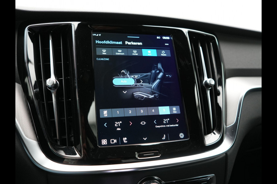 Volvo V60 T6 AWD Plus Dark LONG RANGE PHEV 350pk Dealer O.H. | Trekhaak Af Fabriek | Camera | Sportstoelen Memory & Verwarmd | Stuur Verwarmd | Apple Carplay | Keyless | DAB | Cruise Control | Plug In Hybrid |