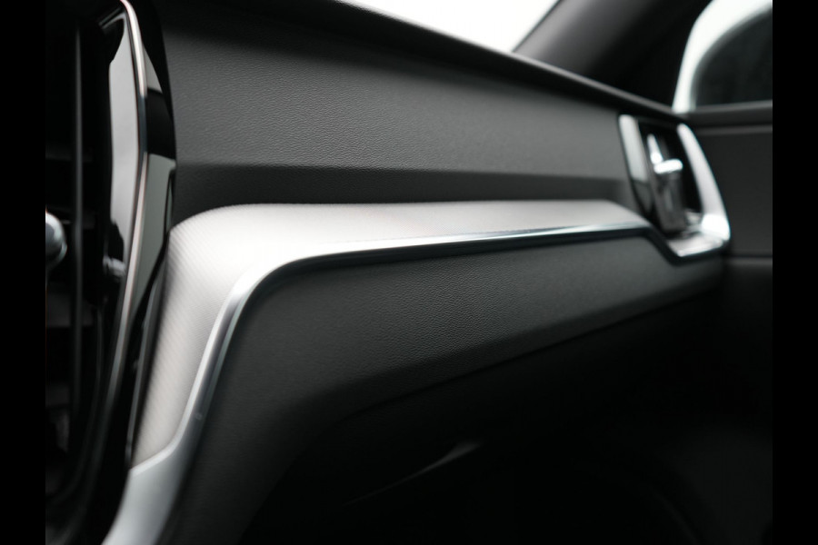 Volvo V60 T6 AWD Plus Dark LONG RANGE PHEV 350pk Dealer O.H. | Trekhaak Af Fabriek | Camera | Sportstoelen Memory & Verwarmd | Stuur Verwarmd | Apple Carplay | Keyless | DAB | Cruise Control | Plug In Hybrid |