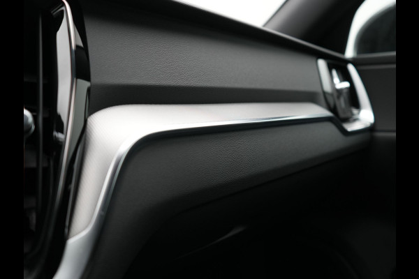 Volvo V60 T6 AWD Plus Dark LONG RANGE PHEV 350pk Dealer O.H. | Trekhaak Af Fabriek | Camera | Sportstoelen Memory & Verwarmd | Stuur Verwarmd | Apple Carplay | Keyless | DAB | Cruise Control | Plug In Hybrid |