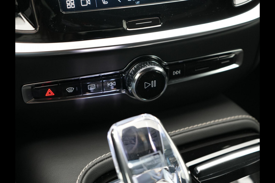 Volvo V60 T6 AWD Plus Dark LONG RANGE PHEV 350pk Dealer O.H. | Trekhaak Af Fabriek | Camera | Sportstoelen Memory & Verwarmd | Stuur Verwarmd | Apple Carplay | Keyless | DAB | Cruise Control | Plug In Hybrid |
