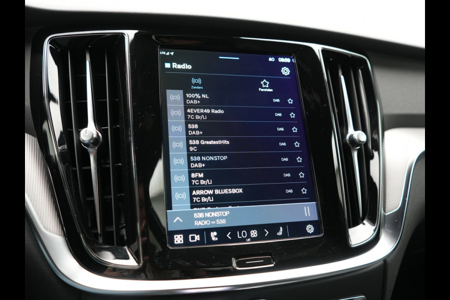 Volvo V60 T6 AWD Plus Dark LONG RANGE PHEV 350pk Dealer O.H. | Trekhaak Af Fabriek | Camera | Sportstoelen Memory & Verwarmd | Stuur Verwarmd | Apple Carplay | Keyless | DAB | Cruise Control | Plug In Hybrid |