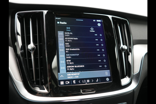 Volvo V60 T6 AWD Plus Dark LONG RANGE PHEV 350pk Dealer O.H. | Trekhaak Af Fabriek | Camera | Sportstoelen Memory & Verwarmd | Stuur Verwarmd | Apple Carplay | Keyless | DAB | Cruise Control | Plug In Hybrid |