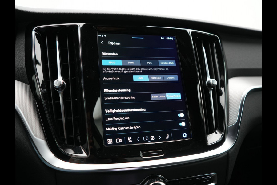 Volvo V60 T6 AWD Plus Dark LONG RANGE PHEV 350pk Dealer O.H. | Trekhaak Af Fabriek | Camera | Sportstoelen Memory & Verwarmd | Stuur Verwarmd | Apple Carplay | Keyless | DAB | Cruise Control | Plug In Hybrid |