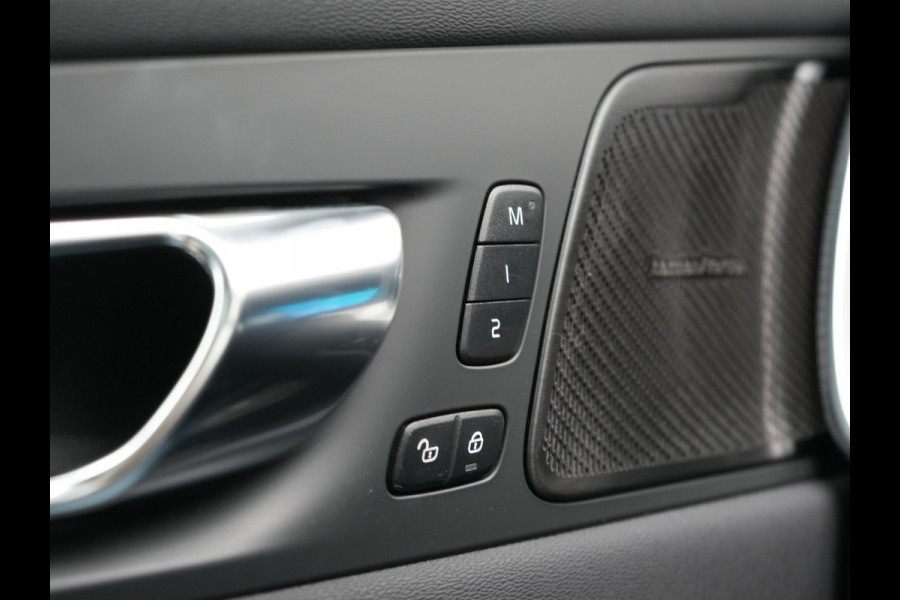Volvo XC60 T8 AWD R-Design LONG RANGE PHEV 455pk Dealer O.H. | Trekhaak Af Fabriek | Panodak | Adaptive Cruise | 360 Camera | Harman / Kardon | Keyless | Stuur Verwarmd | Google Assistent | Apple Carplay | DAB |