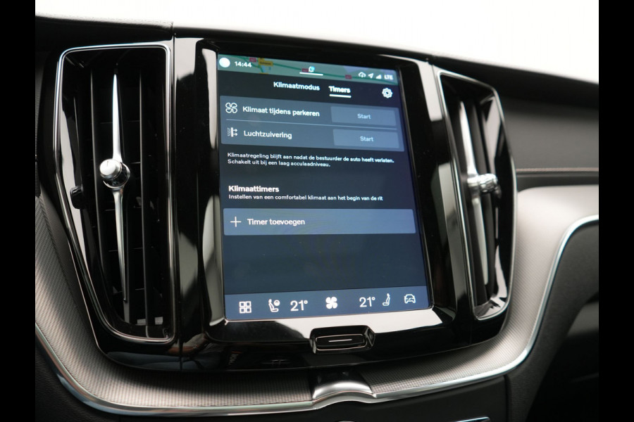 Volvo XC60 T8 AWD R-Design LONG RANGE PHEV 455pk Dealer O.H. | Trekhaak Af Fabriek | Panodak | Adaptive Cruise | 360 Camera | Harman / Kardon | Keyless | Stuur Verwarmd | Google Assistent | Apple Carplay | DAB |