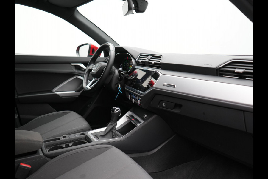 Audi Q3 45 TFSI e S Line PHEV 245pk Dealer O.H. | Trekhaak Af Fabriek | Camera | Blis | Stoelverwarming | Apple Carplay | Virtual Cockpit | Lane Assist | DAB | Cruise Control | 19"L.M | Plug In Hybrid |
