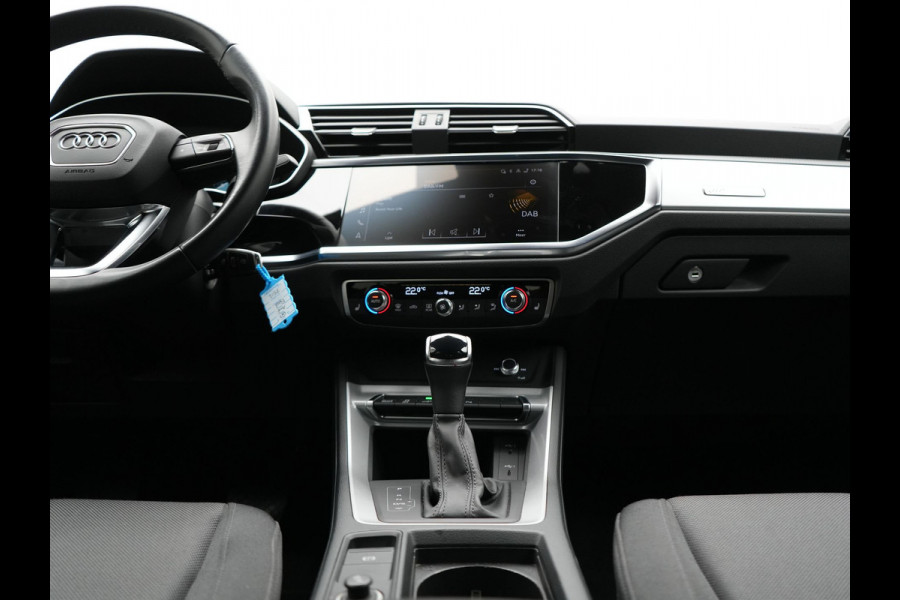 Audi Q3 45 TFSI e S Line PHEV 245pk Dealer O.H. | Trekhaak Af Fabriek | Camera | Blis | Stoelverwarming | Apple Carplay | Virtual Cockpit | Lane Assist | DAB | Cruise Control | 19"L.M | Plug In Hybrid |