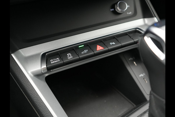 Audi Q3 45 TFSI e S Line PHEV 245pk Dealer O.H. | Trekhaak Af Fabriek | Camera | Blis | Stoelverwarming | Apple Carplay | Virtual Cockpit | Lane Assist | DAB | Cruise Control | 19"L.M | Plug In Hybrid |