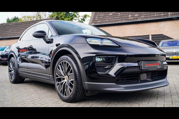 Porsche Macan 100 kWh | Camera | Panorama Dak | Groen Leder Interieur | Luchtvering | Stuurwielverwarming