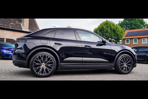 Porsche Macan 100 kWh | Camera | Panorama Dak | Groen Leder Interieur | Luchtvering | Stuurwielverwarming