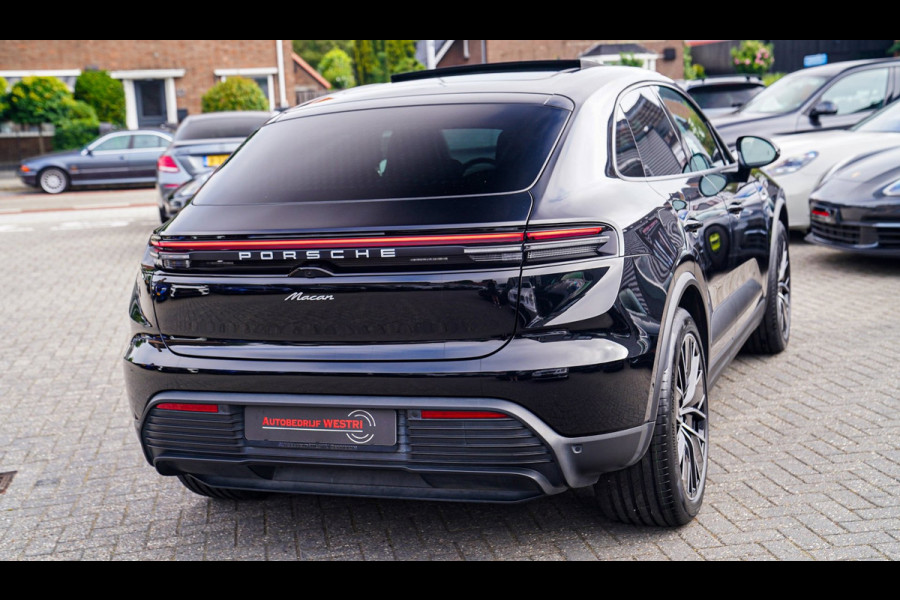 Porsche Macan 100 kWh | Camera | Panorama Dak | Groen Leder Interieur | Luchtvering | Stuurwielverwarming