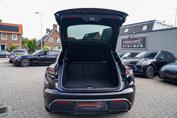 Porsche Macan 100 kWh | Camera | Panorama Dak | Groen Leder Interieur | Luchtvering | Stuurwielverwarming