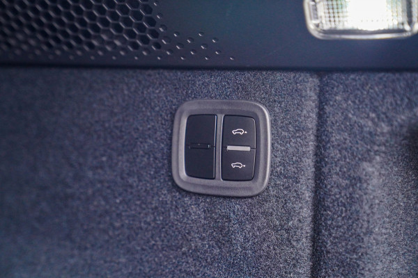Porsche Macan 100 kWh | Camera | Panorama Dak | Groen Leder Interieur | Luchtvering | Stuurwielverwarming